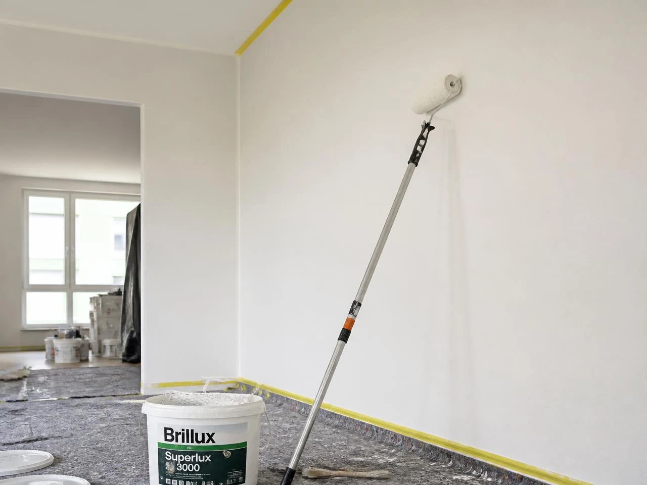 Intérieur en cours de peinture avec rouleau et pot de peinture